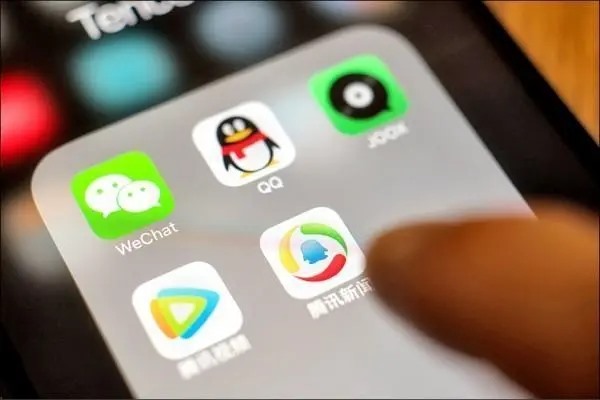 qq交友中心首页怎么进入？